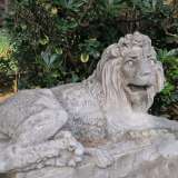 E qui scoviamo una possente statua di leone...
